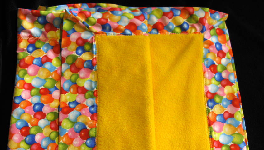 This baby receiving blanket is made with 100 % balloon cotton fabric on the outside